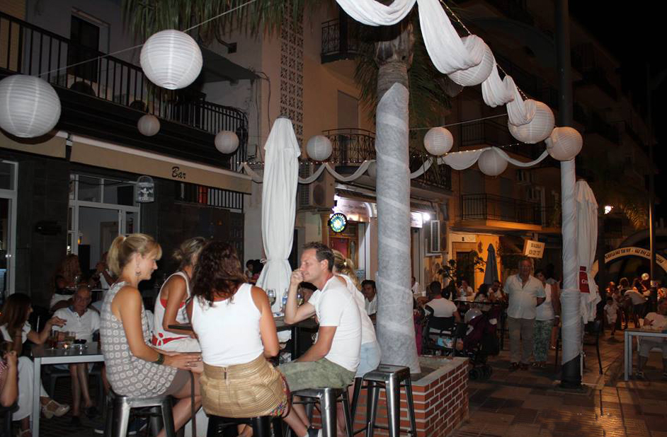 Nuevo r�cord de participaci�n e inmejorable ambiente en las Veladas de Blanco de Alhaur�n el Grande